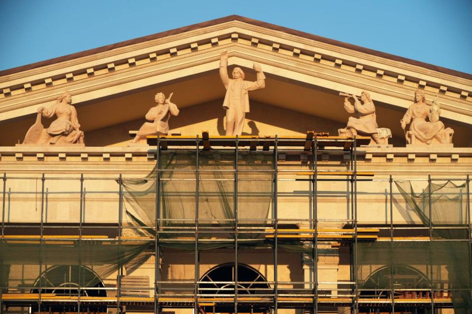 В Мариуполе реконструкцию драмтеатра завершат к концу 2025 года