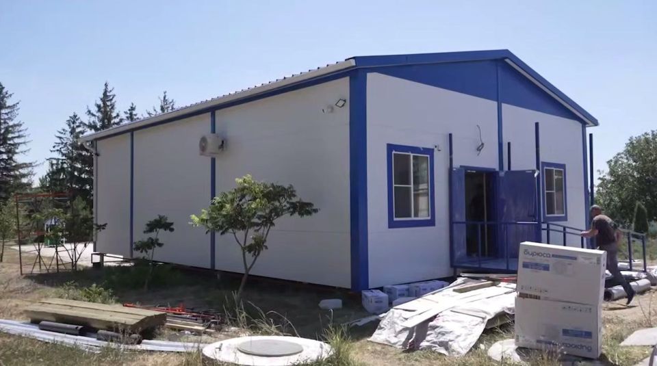 В Володарском муниципальном округе завершается обустройство двух новых фельдшерско-акушерских пунктов в с. Новокрасновка и п. Малиновка. Уже оборудуются прививочный и манипуляционный кабинеты, а также приемные