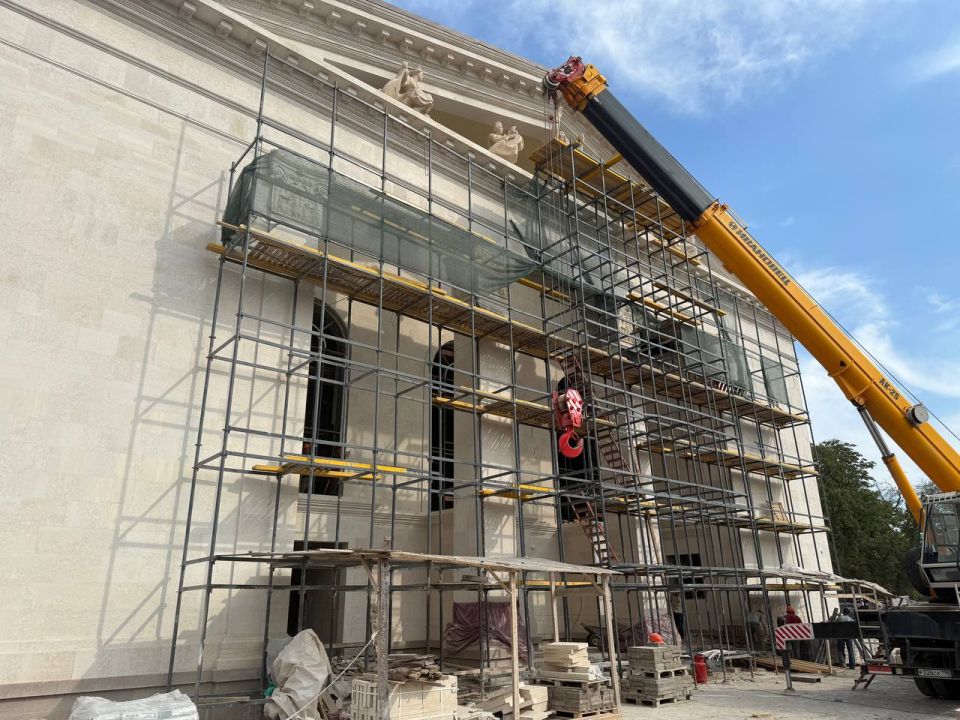 Работы выполнены на 80%: мариупольский драмтеатр полностью восстановят до конца года