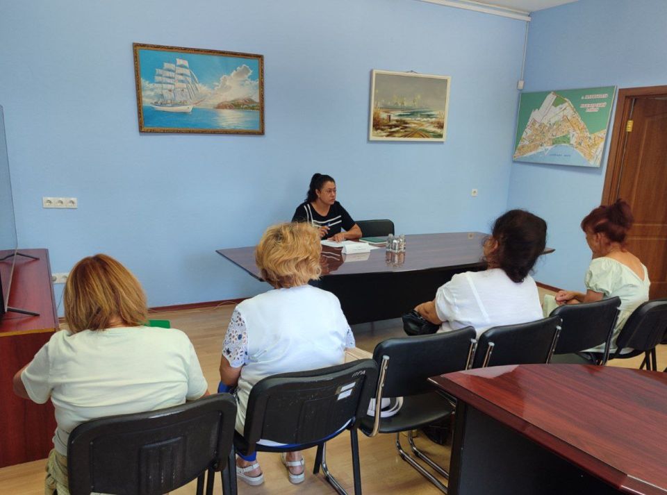 Исполняющий обязанности руководителя Управы Приморского внутригородского района города Мариуполь Елена Пантелеевна Голяка провела встречу с жителями, на которой были подняты актуальные вопросы, касающиеся...