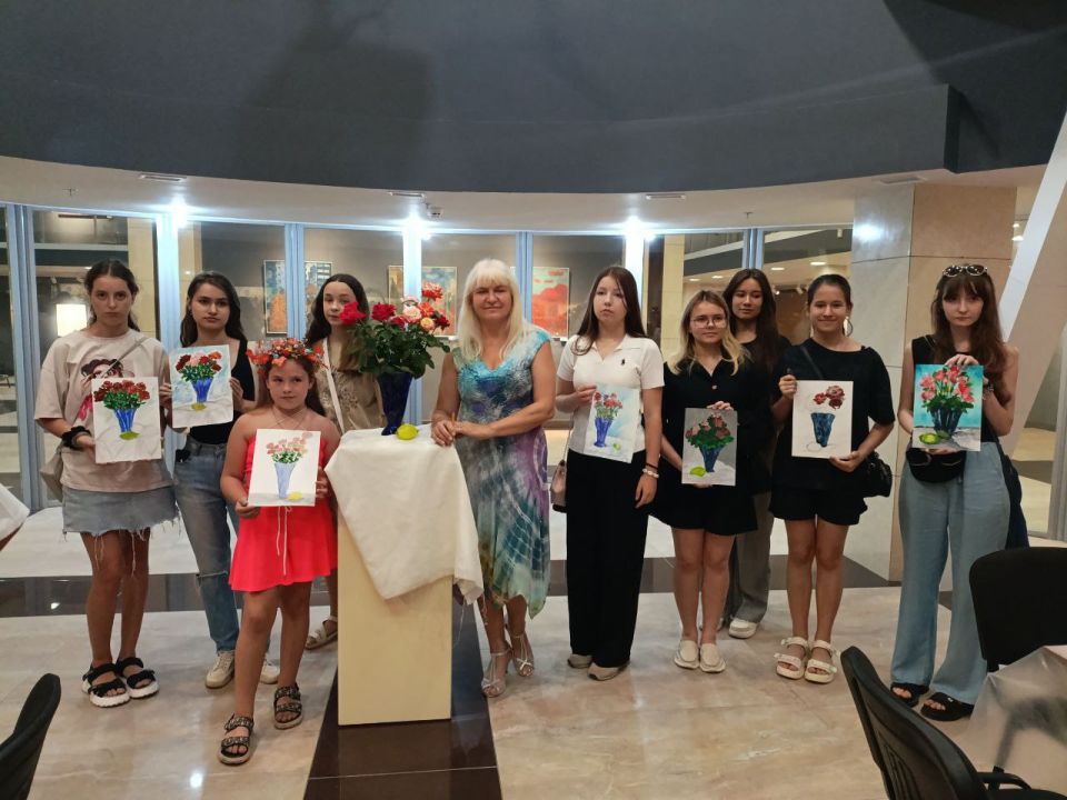 В Донецке состоялась презентация уникального альбома детских рисунков, созданных с 2016 по 2025 гг