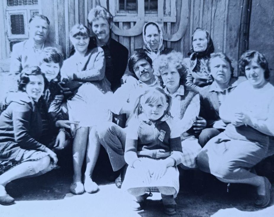 Сто лет – одна жизнь. В современном суетном мире, где события стремительно сменяют друг друга, есть судьбы, похожие на зарисовки из какой-то прошлой эпохи – полные глубокого смысла и жизни в самом разном ее проявлении Сто лет – одна жизнь. В современном суетном мире, где события стремительно сменяют друг друга, есть судьбы, похожие на зарисовки из какой-то прошлой эпохи – полные глубокого смысла и жизни в самом разном ее проявлении