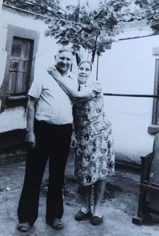 Сто лет – одна жизнь. В современном суетном мире, где события стремительно сменяют друг друга, есть судьбы, похожие на зарисовки из какой-то прошлой эпохи – полные глубокого смысла и жизни в самом разном ее проявлении Сто лет – одна жизнь. В современном суетном мире, где события стремительно сменяют друг друга, есть судьбы, похожие на зарисовки из какой-то прошлой эпохи – полные глубокого смысла и жизни в самом разном ее проявлении