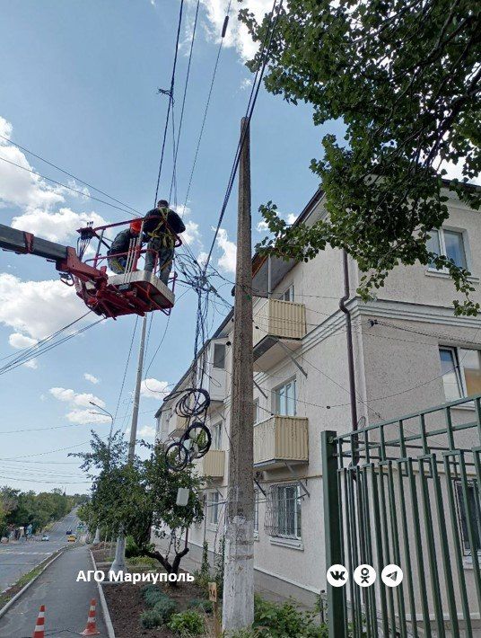 В Орджоникидзевском районе «Мариупольгорсвет» установил новые электроопоры В Орджоникидзевском районе «Мариупольгорсвет» установил новые электроопоры