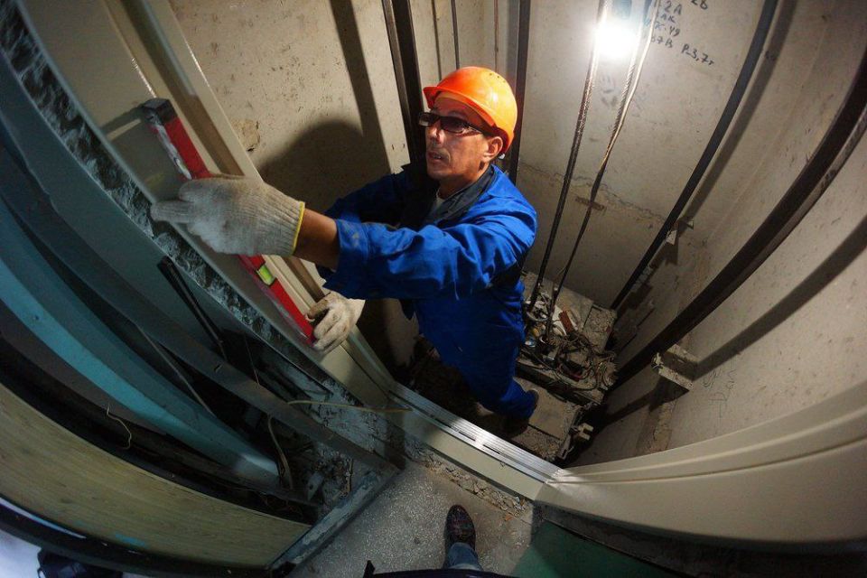 Больше всего в Мариуполе: до конца года в ДНР в общей сложности заменят 645 лифтов