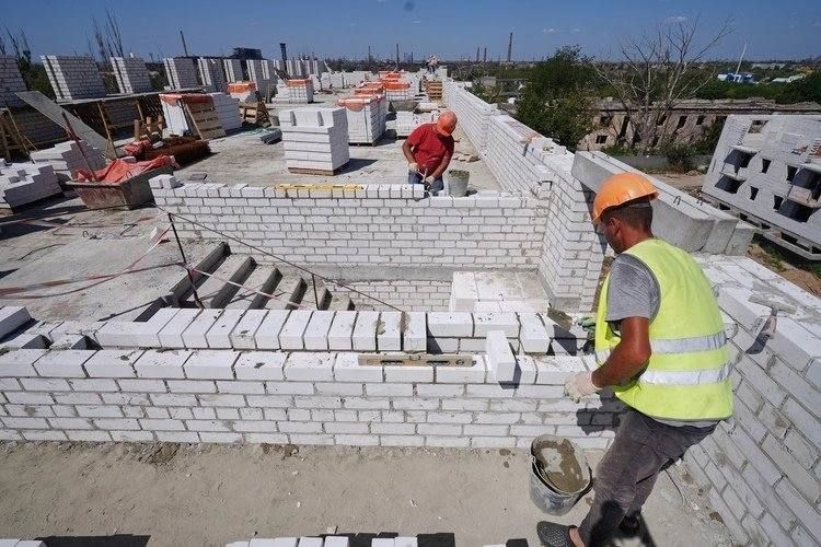 Сносить нельзя, восстановить: в Мариуполе возводят с нуля целый квартал, сохраняя хрущевскую проектировку Сносить нельзя, восстановить: в Мариуполе возводят с нуля целый квартал, сохраняя хрущевскую проектировку