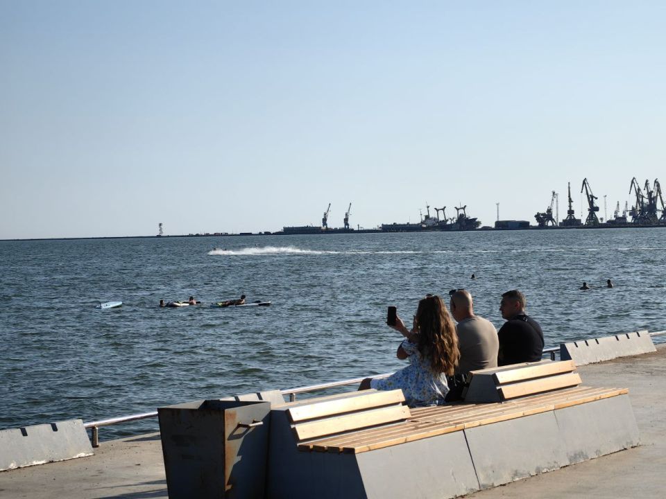 Фотофакт. Новая традиция: на ограждении мариупольского пирса влюбленные начали оставлять замки