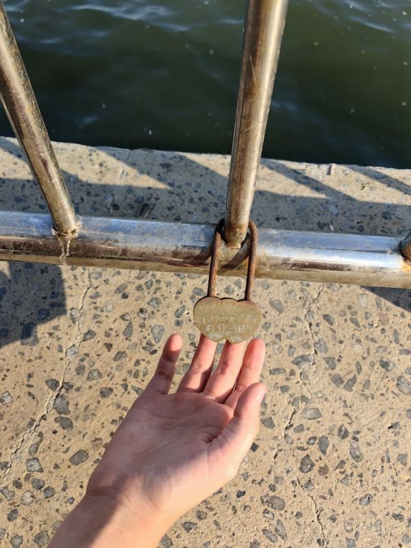 Фотофакт. Новая традиция: на ограждении мариупольского пирса влюбленные начали оставлять замки Фотофакт. Новая традиция: на ограждении мариупольского пирса влюбленные начали оставлять замки