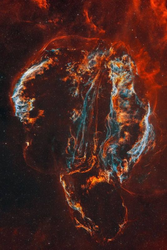 Примерно 10 000 лет назад звезда Млечного Пути взорвалась как сверхновая, оставив после себя эту огромную туманность под названием Вуаль