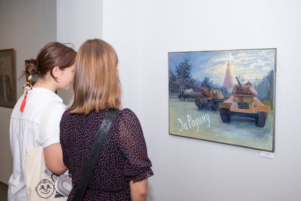 В Центре современного искусства KUINDZHI CREATIVE SPACE жителям и гостям Мариуполя открылась и действует передвижная выставка «Дорогами Великой Победы»