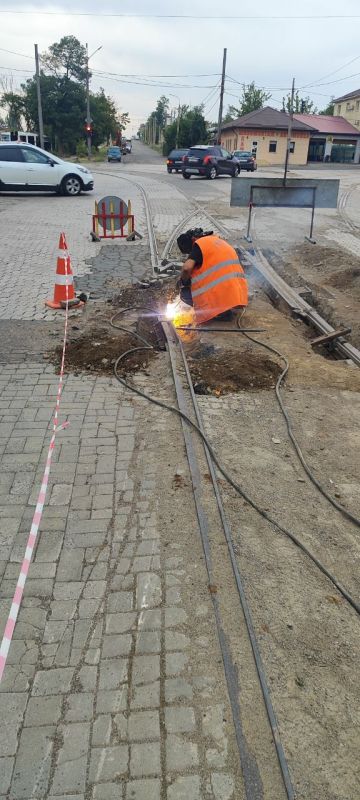 Мариупольтранс: Специалисты службы по обслуживанию и ремонту пути МУП ««МАРИУПОЛЬТРАНС» произвели ремонтные работы по устранению аварийного состояния трамвайного полотна на пересечении ул. Артёма и ул. Шевченко...