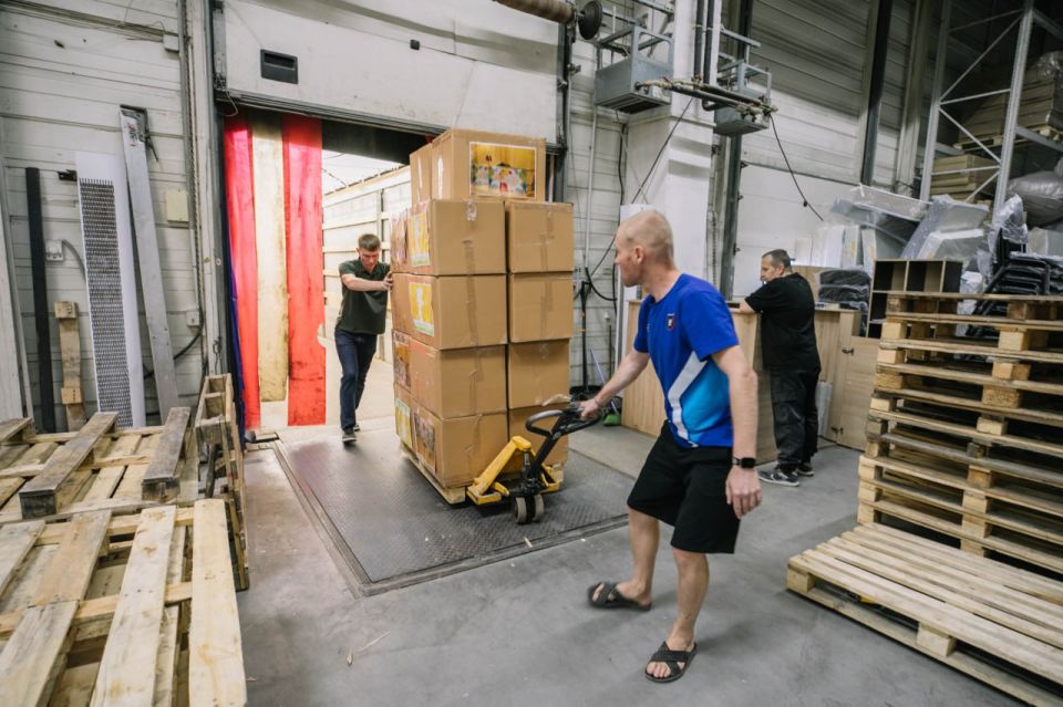 Антон Кольцов: Доставили в акушерское отделение городской больницы №2 подарочные наборы для рожениц Антон Кольцов: Доставили в акушерское отделение городской больницы №2 подарочные наборы для рожениц