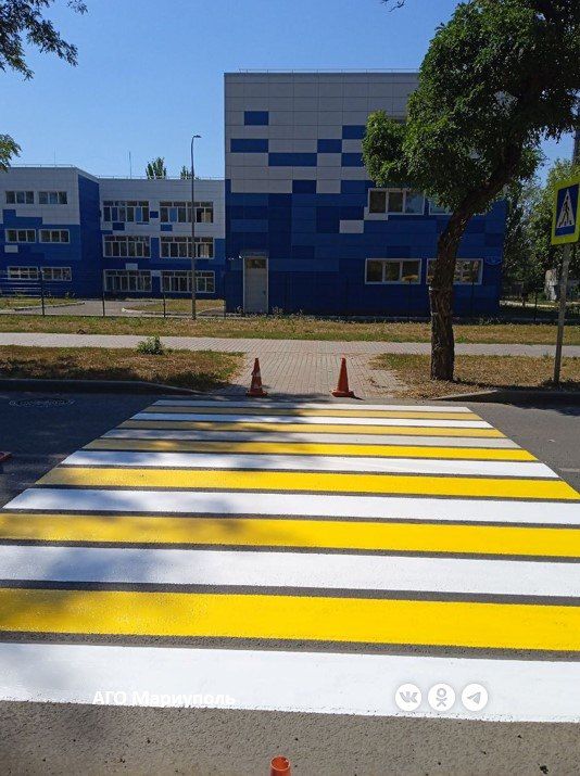 Дорожники обновляют пешеходную разметку у образовательных учреждений Мариуполя