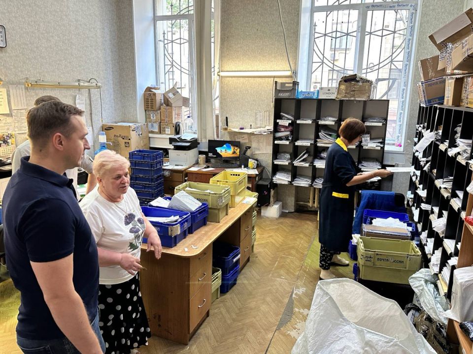 Владимир Ежиков: Ответил на вопросы работников «Почты Донбасса» и ознакомился с работой предприятия – радует, что с развитием цифровых технологий этот вид связи не теряет актуальности, хотя и требует адаптации к реалиям... Владимир Ежиков: Ответил на вопросы работников «Почты Донбасса» и ознакомился с работой предприятия – радует, что с развитием цифровых технологий этот вид связи не теряет актуальности, хотя и требует адаптации к реалиям...