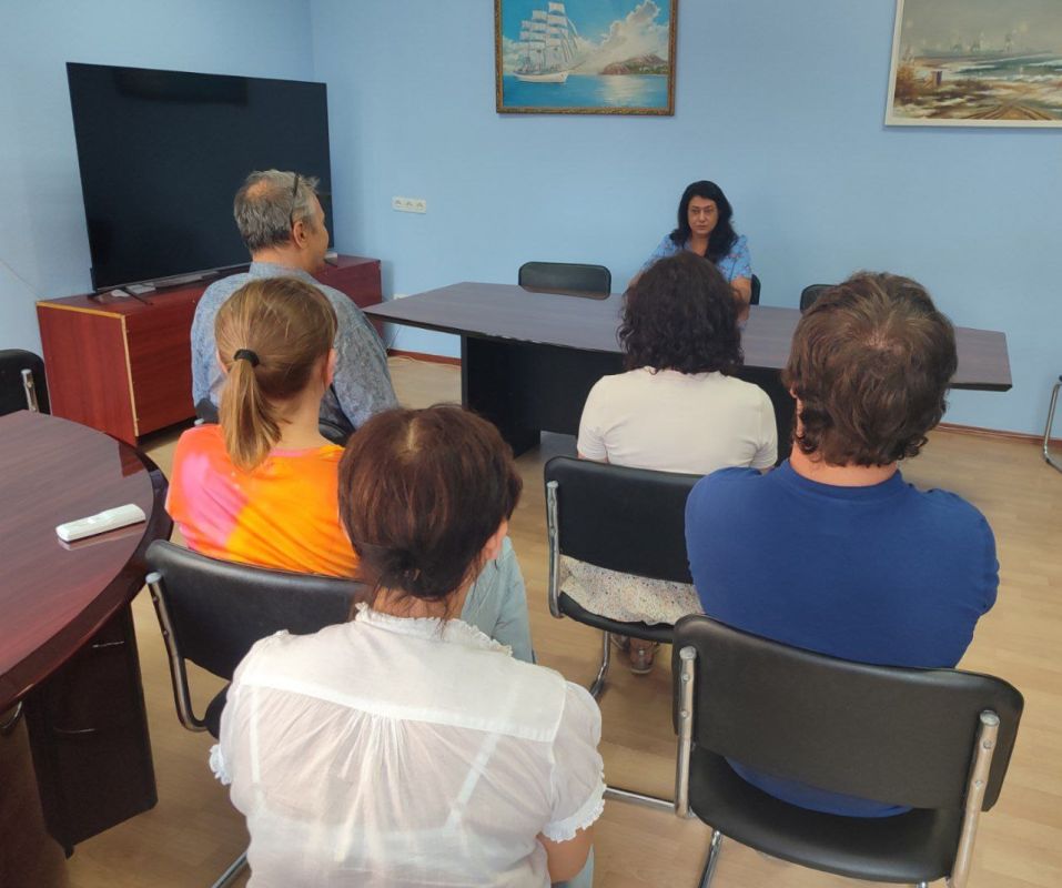 В Управе Приморского внутригородского района города Мариуполь состоялась встреча с жителями, которую провела исполняющий обязанности руководителя Управы Елена Пантелеевна Голяка