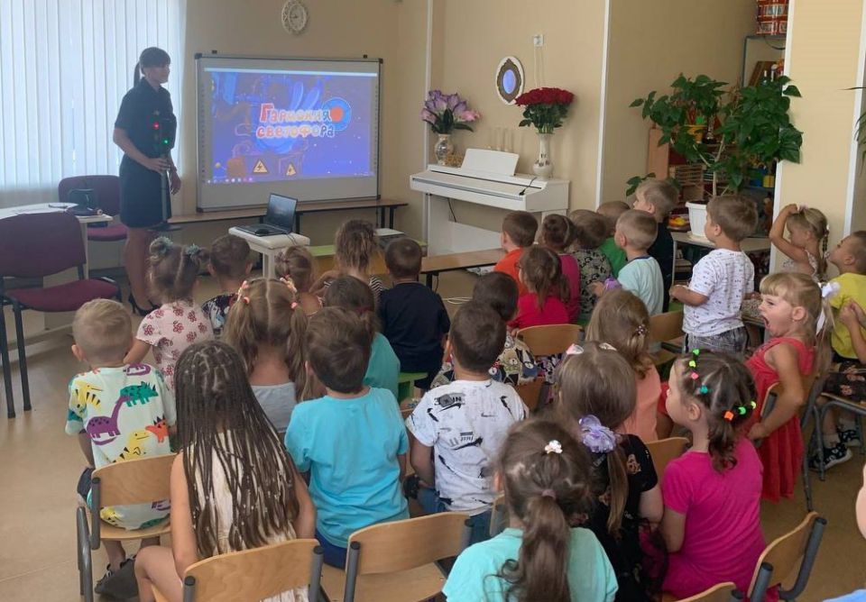 Сотрудники ГАИ провели урок по правилам дорожной безопасности для дошколят Мариуполя Сотрудники ГАИ провели урок по правилам дорожной безопасности для дошколят Мариуполя