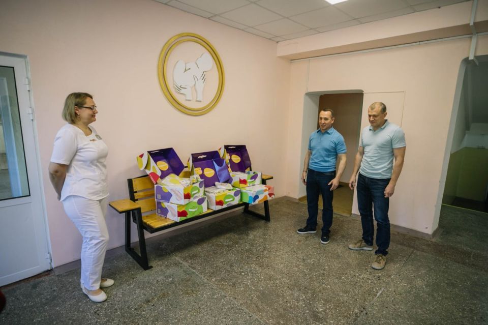 Антон Кольцов: Доставили в акушерское отделение городской больницы №2 подарочные наборы для рожениц Антон Кольцов: Доставили в акушерское отделение городской больницы №2 подарочные наборы для рожениц