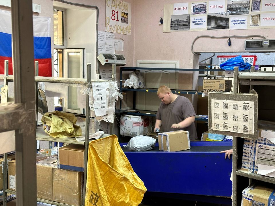 Владимир Ежиков: Ответил на вопросы работников «Почты Донбасса» и ознакомился с работой предприятия – радует, что с развитием цифровых технологий этот вид связи не теряет актуальности, хотя и требует адаптации к реалиям... Владимир Ежиков: Ответил на вопросы работников «Почты Донбасса» и ознакомился с работой предприятия – радует, что с развитием цифровых технологий этот вид связи не теряет актуальности, хотя и требует адаптации к реалиям...