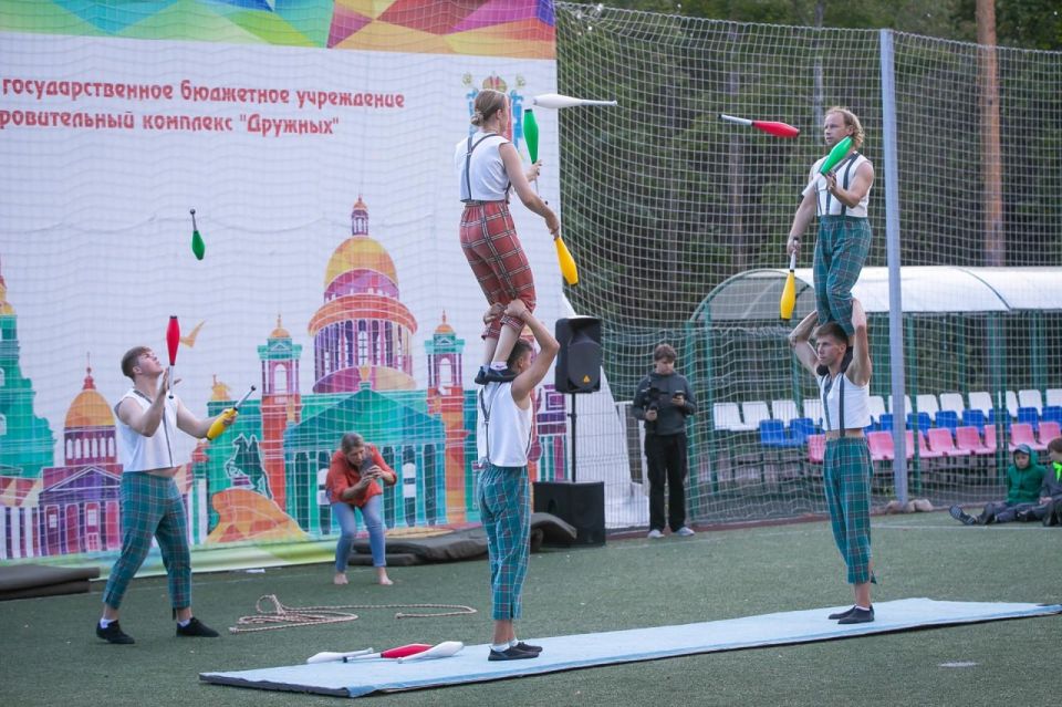 Мариупольские школьники и педагоги продолжают отдыхать в Санкт-Петербурге Мариупольские школьники и педагоги продолжают отдыхать в Санкт-Петербурге