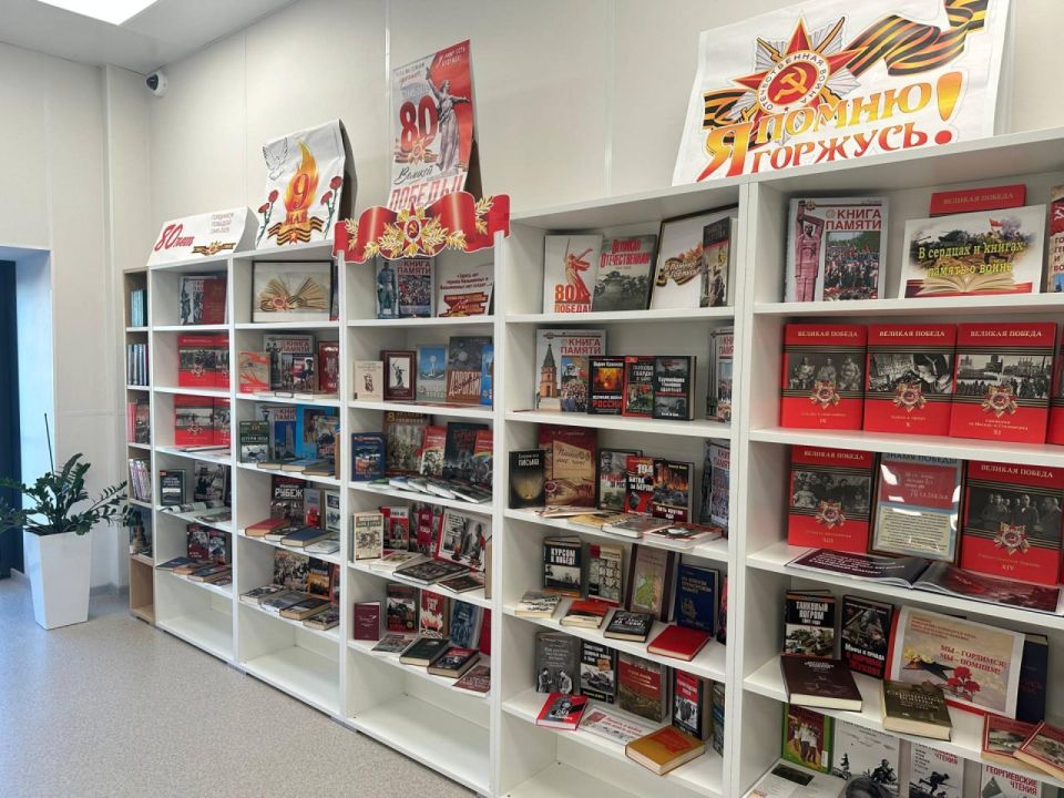 Ленобласть пополнила библиотечный фонд Нахимовского училища в Мариуполе Ленобласть пополнила библиотечный фонд Нахимовского училища в Мариуполе