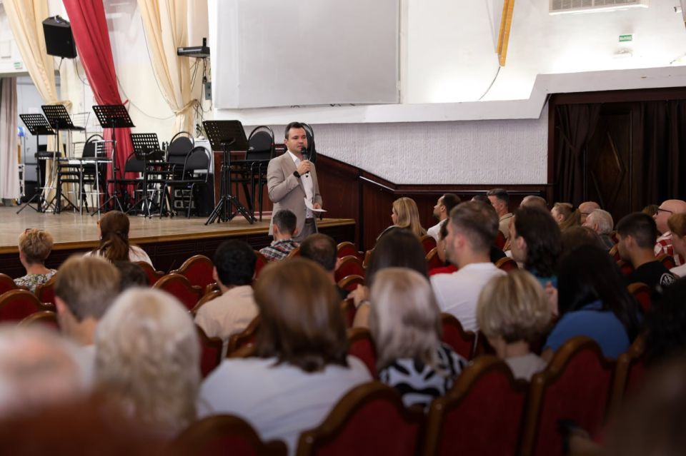 В соответствии с поручением Главы Донецкой Народной Республики Дениса Пушилина 19-20 августа сотрудники Министерства культуры ДНР и руководители подведомственных учреждений провели встречи с трудовыми коллективами работников... В соответствии с поручением Главы Донецкой Народной Республики Дениса Пушилина 19-20 августа сотрудники Министерства культуры ДНР и руководители подведомственных учреждений провели встречи с трудовыми коллективами работников...