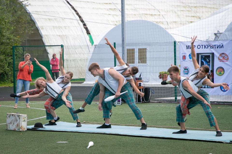 Мариупольские школьники и педагоги продолжают отдыхать в Санкт-Петербурге Мариупольские школьники и педагоги продолжают отдыхать в Санкт-Петербурге