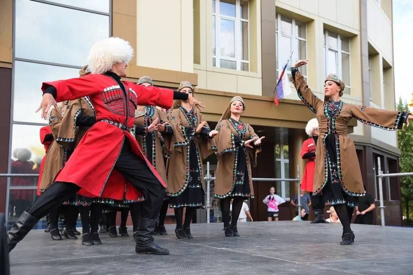 С 1 августа в республике проведено более 200 мероприятий в рамках акции «Культурный Донбасс» — поэтические и музыкальные концерты, классические и современные театральные постановки, фольклорные и этнические фестивали...