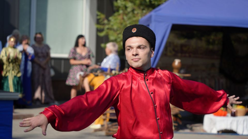 Этнофестиваль «Гостиный дворъ» в Мангуше собрал мастеров, артистов и гостей на яркое мероприятие, посвященное народное культуре Этнофестиваль «Гостиный дворъ» в Мангуше собрал мастеров, артистов и гостей на яркое мероприятие, посвященное народное культуре