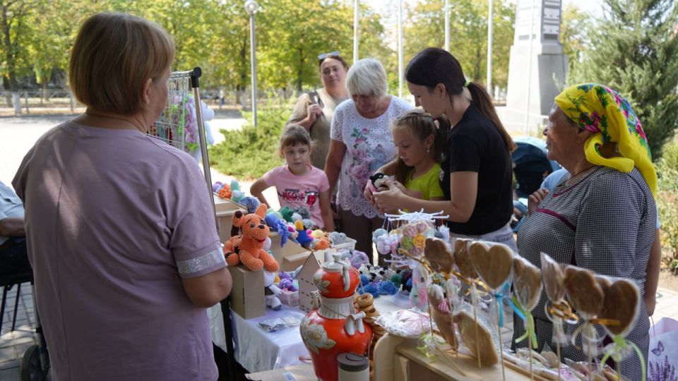 Этнофестиваль «Гостиный дворъ» в Мангуше собрал мастеров, артистов и гостей на яркое мероприятие, посвященное народное культуре Этнофестиваль «Гостиный дворъ» в Мангуше собрал мастеров, артистов и гостей на яркое мероприятие, посвященное народное культуре
