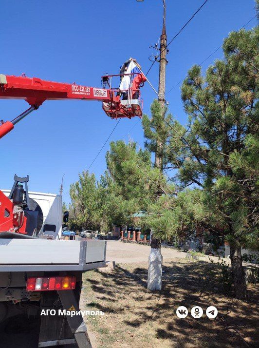 «Мариупольгорсвет» украшает городские улицы государственной символикой