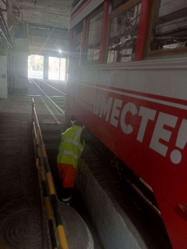 Мариупольтранс: Ежедневно специалисты трамвайного депо МУП «МАРИУПОЛЬТРАНС» проводят технический осмотр и выпуск на линию 13 единиц техники