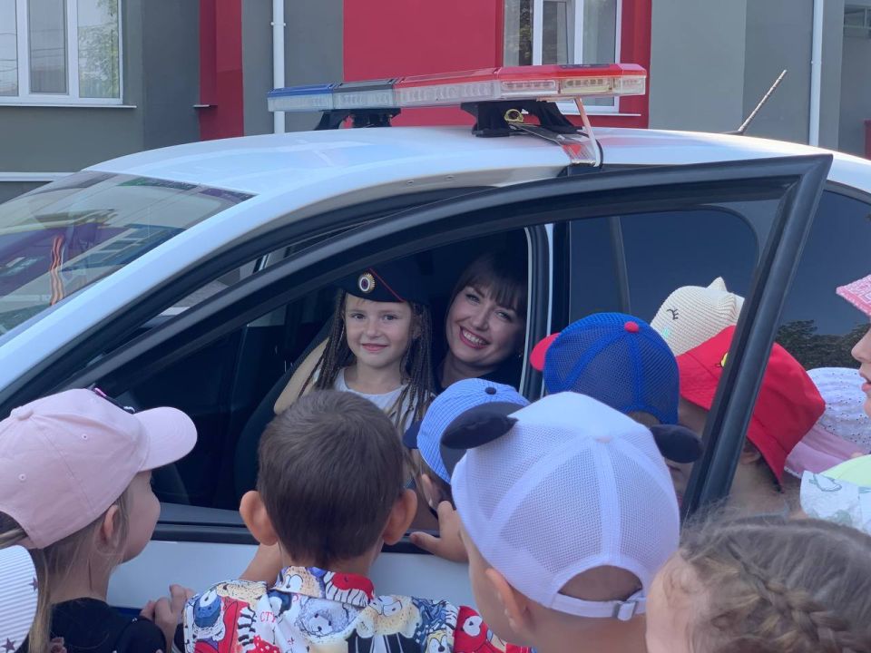 Для дошколят Мариуполя сотрудники ГАИ провели урок по правилам дорожной безопасности