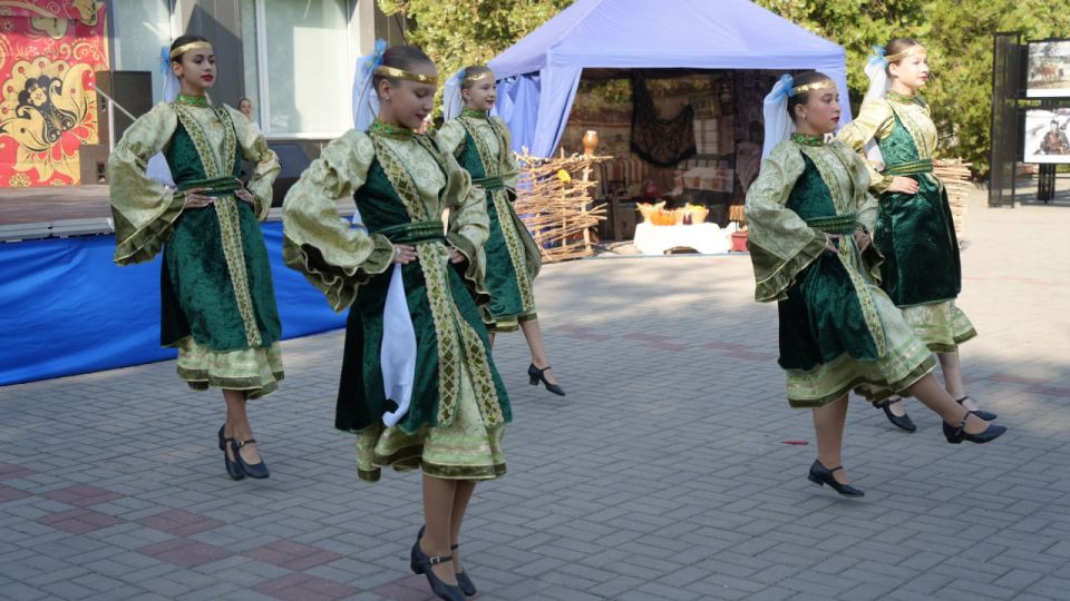 Этнофестиваль «Гостиный дворъ» в Мангуше собрал мастеров, артистов и гостей на яркое мероприятие, посвященное народное культуре Этнофестиваль «Гостиный дворъ» в Мангуше собрал мастеров, артистов и гостей на яркое мероприятие, посвященное народное культуре