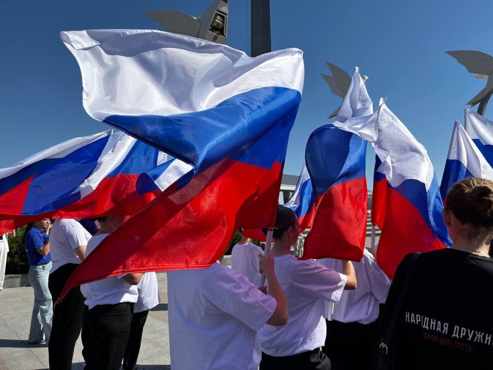 Обучающиеся ГБПОУ "Мариупольский строительный профильный колледж" приняли участие в торжественной церемонии развертывания Государственного флага Российской Федерации, прошедшей сегодня на площади Ленина Обучающиеся ГБПОУ "Мариупольский строительный профильный колледж" приняли участие в торжественной церемонии развертывания Государственного флага Российской Федерации, прошедшей сегодня на площади Ленина