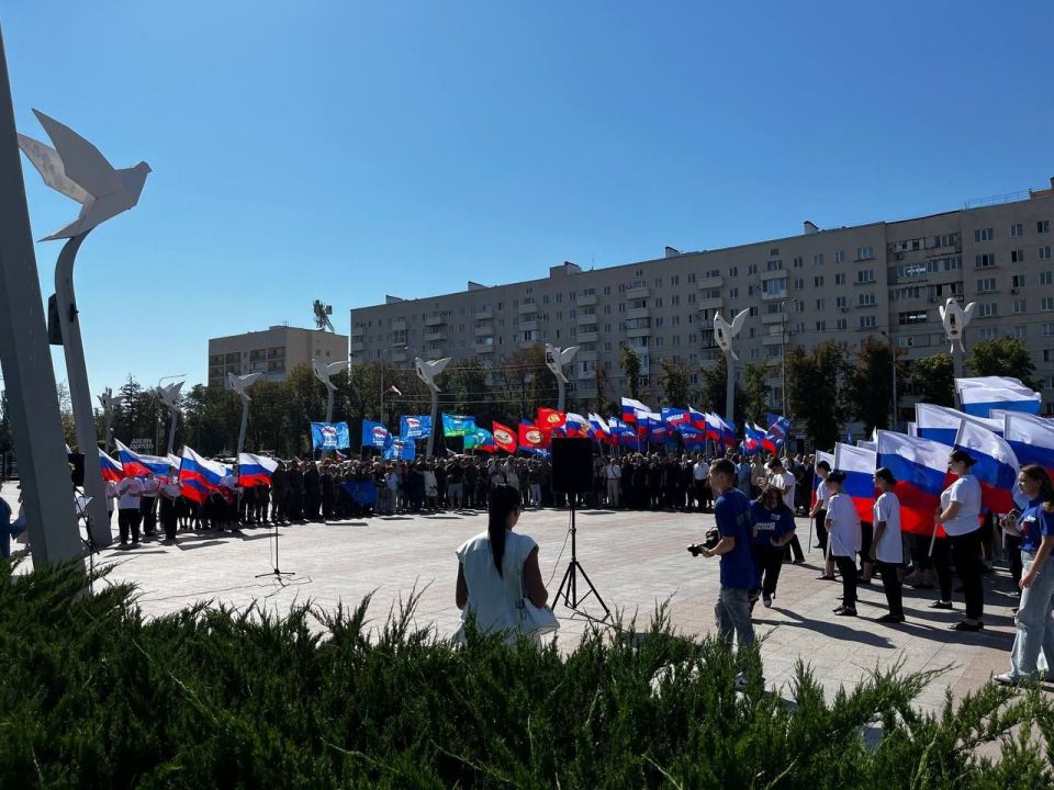 Обучающиеся ГБПОУ "Мариупольский строительный профильный колледж" приняли участие в торжественной церемонии развертывания Государственного флага Российской Федерации, прошедшей сегодня на площади Ленина Обучающиеся ГБПОУ "Мариупольский строительный профильный колледж" приняли участие в торжественной церемонии развертывания Государственного флага Российской Федерации, прошедшей сегодня на площади Ленина