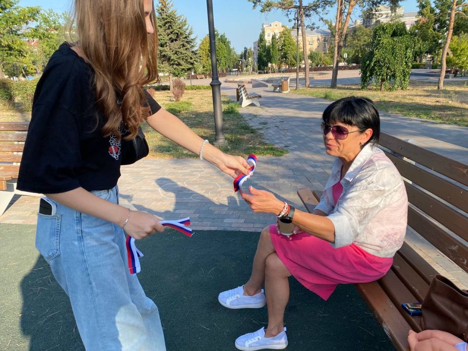 В честь Дня Государственного флага Российской Федерации улицы Мариуполя наполнились цветами российского триколора! В честь Дня Государственного флага Российской Федерации улицы Мариуполя наполнились цветами российского триколора!