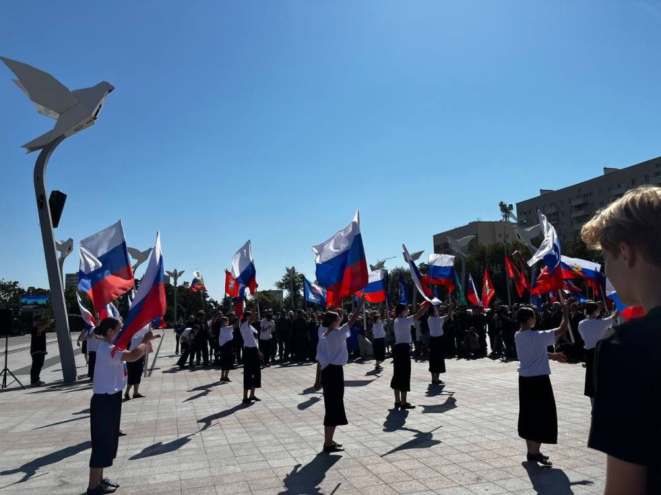 Обучающиеся ГБПОУ "Мариупольский строительный профильный колледж" приняли участие в торжественной церемонии развертывания Государственного флага Российской Федерации, прошедшей сегодня на площади Ленина Обучающиеся ГБПОУ "Мариупольский строительный профильный колледж" приняли участие в торжественной церемонии развертывания Государственного флага Российской Федерации, прошедшей сегодня на площади Ленина