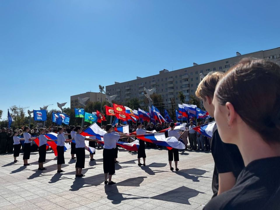 Обучающиеся ГБПОУ "Мариупольский строительный профильный колледж" приняли участие в торжественной церемонии развертывания Государственного флага Российской Федерации, прошедшей сегодня на площади Ленина Обучающиеся ГБПОУ "Мариупольский строительный профильный колледж" приняли участие в торжественной церемонии развертывания Государственного флага Российской Федерации, прошедшей сегодня на площади Ленина