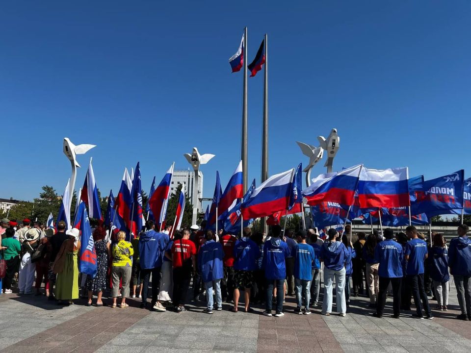 Обучающиеся ГБПОУ "Мариупольский строительный профильный колледж" приняли участие в торжественной церемонии развертывания Государственного флага Российской Федерации, прошедшей сегодня на площади Ленина Обучающиеся ГБПОУ "Мариупольский строительный профильный колледж" приняли участие в торжественной церемонии развертывания Государственного флага Российской Федерации, прошедшей сегодня на площади Ленина