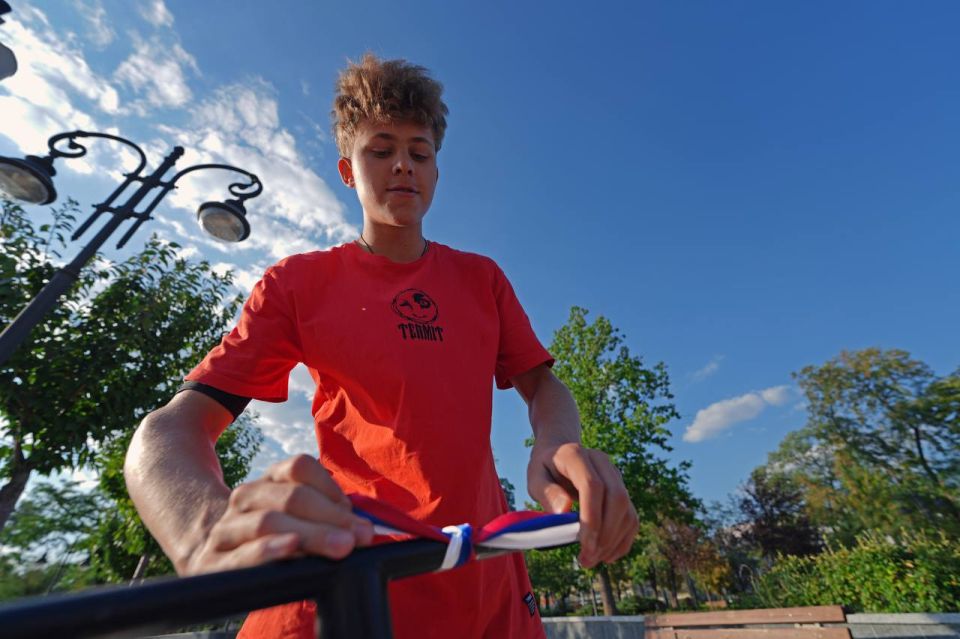 «Триколор в массы»: В Мариуполе Народная дружина раздала ленточки в цветах флага России «Триколор в массы»: В Мариуполе Народная дружина раздала ленточки в цветах флага России