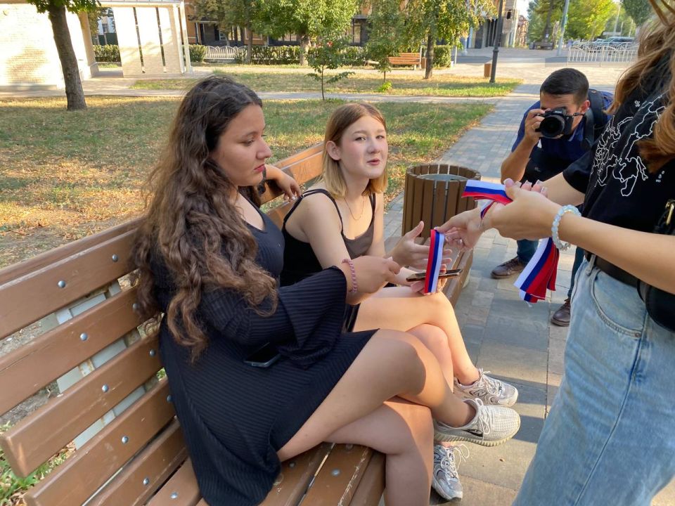 В честь Дня Государственного флага Российской Федерации улицы Мариуполя наполнились цветами российского триколора! В честь Дня Государственного флага Российской Федерации улицы Мариуполя наполнились цветами российского триколора!