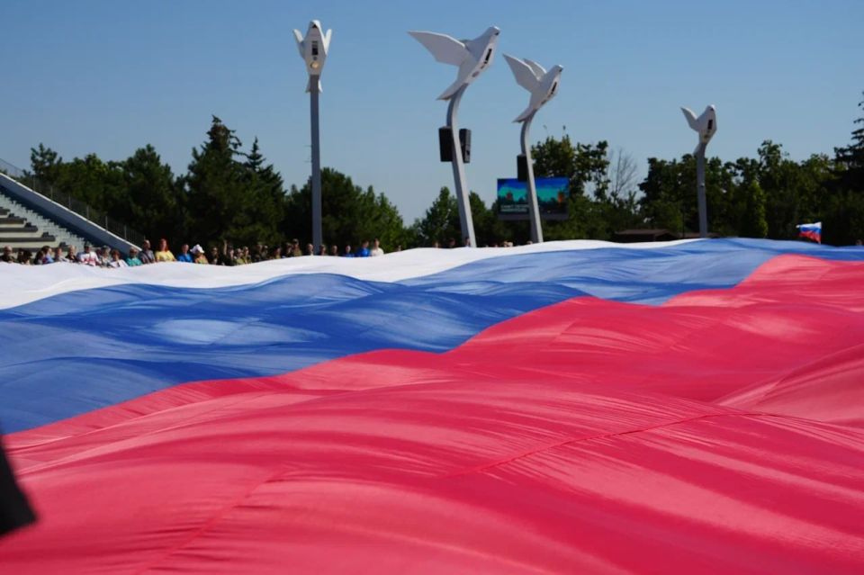 На главной площади Мариуполя развернули триколор размером 2400 м На главной площади Мариуполя развернули триколор размером 2400 м