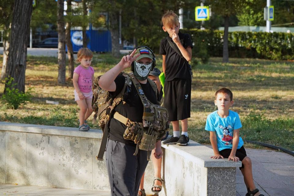 «Триколор в массы»: В Мариуполе Народная дружина раздала ленточки в цветах флага России «Триколор в массы»: В Мариуполе Народная дружина раздала ленточки в цветах флага России
