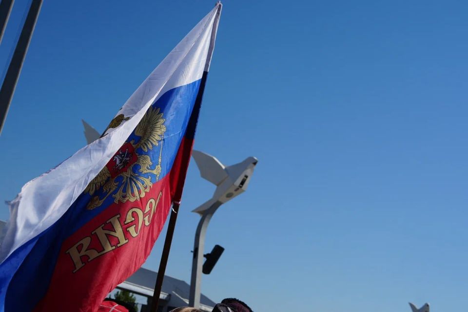 На главной площади Мариуполя развернули триколор размером 2400 м На главной площади Мариуполя развернули триколор размером 2400 м