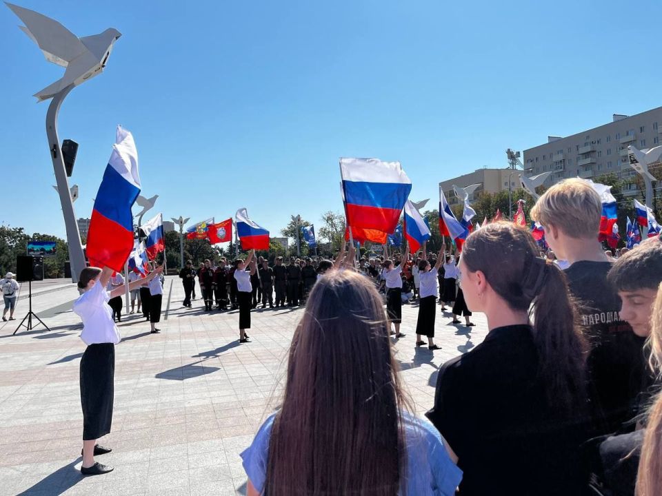 Обучающиеся ГБПОУ "Мариупольский строительный профильный колледж" приняли участие в торжественной церемонии развертывания Государственного флага Российской Федерации, прошедшей сегодня на площади Ленина Обучающиеся ГБПОУ "Мариупольский строительный профильный колледж" приняли участие в торжественной церемонии развертывания Государственного флага Российской Федерации, прошедшей сегодня на площади Ленина