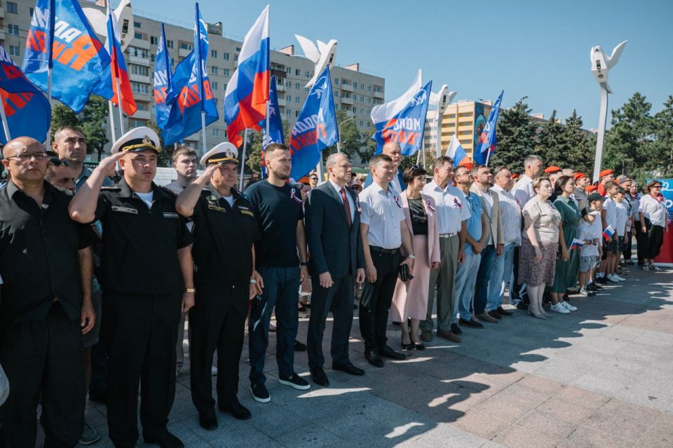 Антон Кольцов: В честь Дня государственного флага Российской Федерации на площади Ленина развернули самый большой в стране триколор