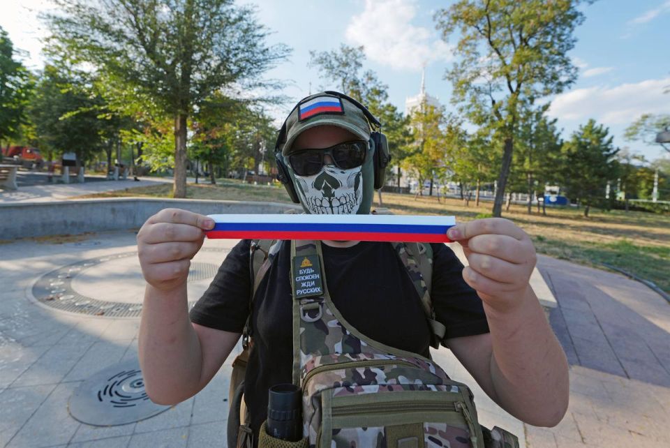 «Триколор в массы»: В Мариуполе Народная дружина раздала ленточки в цветах флага России «Триколор в массы»: В Мариуполе Народная дружина раздала ленточки в цветах флага России