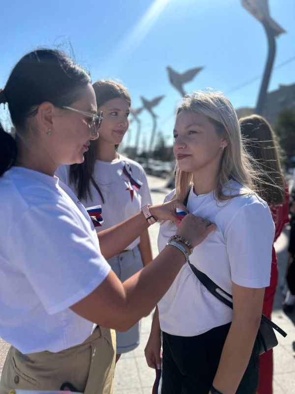 В честь Дня Государственного флага Российской Федерации улицы Мариуполя наполнились цветами российского триколора! В честь Дня Государственного флага Российской Федерации улицы Мариуполя наполнились цветами российского триколора!