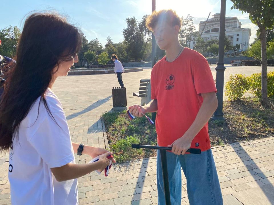 В честь Дня Государственного флага Российской Федерации улицы Мариуполя наполнились цветами российского триколора! В честь Дня Государственного флага Российской Федерации улицы Мариуполя наполнились цветами российского триколора!