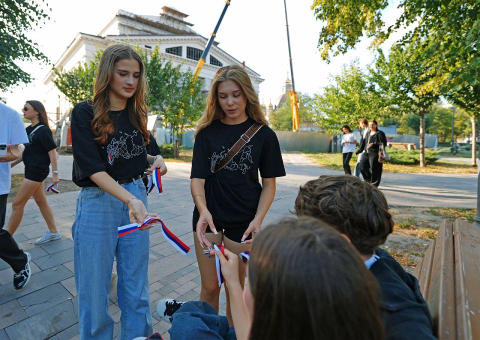 «Триколор в массы»: В Мариуполе Народная дружина раздала ленточки в цветах флага России «Триколор в массы»: В Мариуполе Народная дружина раздала ленточки в цветах флага России
